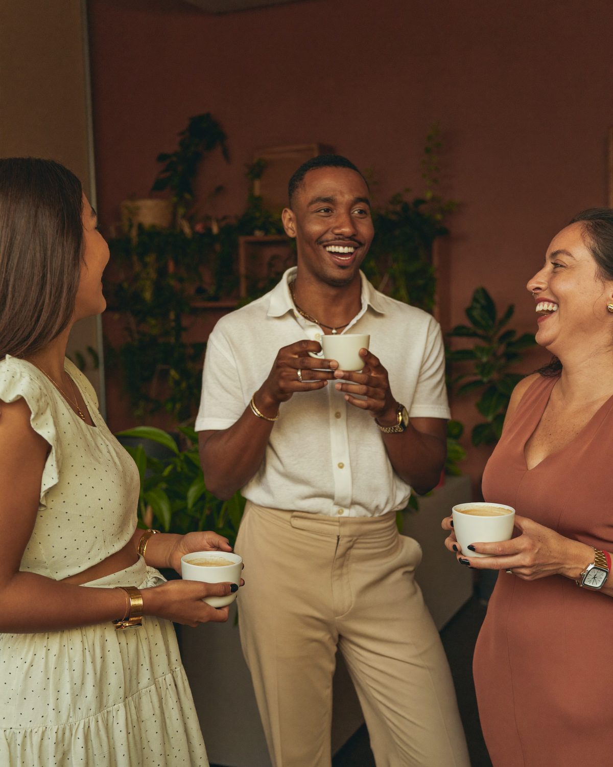 Profissionais de RH conversando em um encontro da comunidade