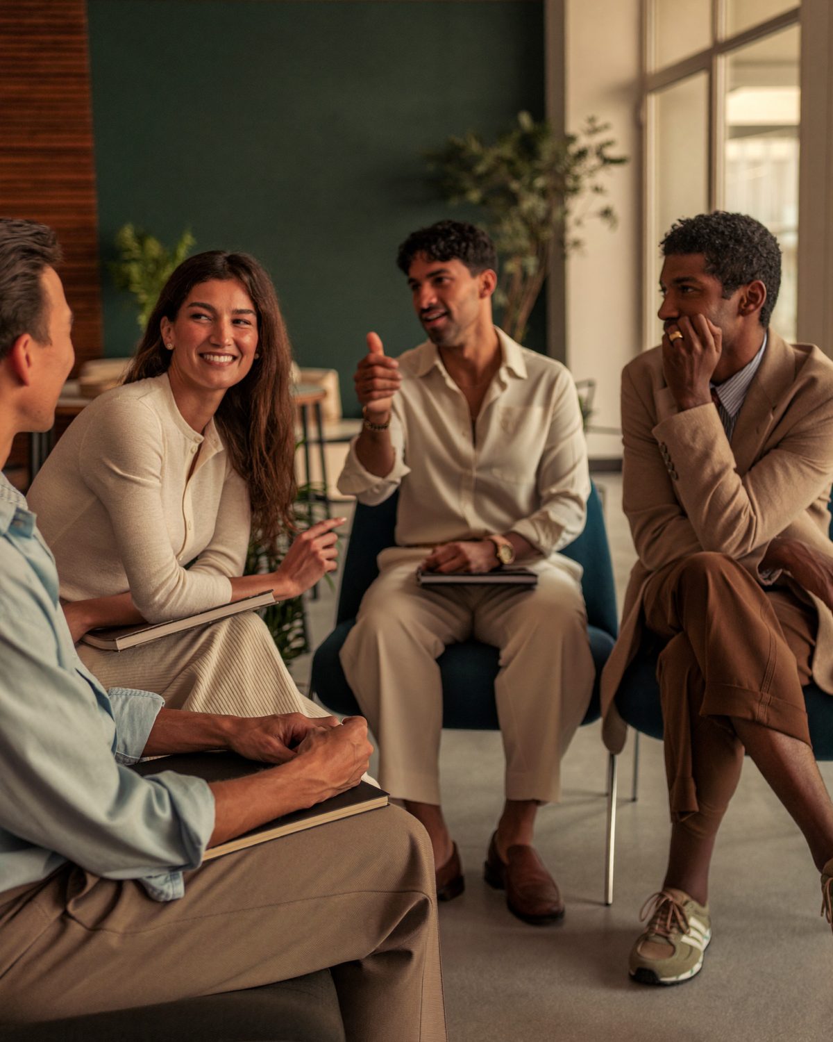 Equipe de RH em roda de conversa durante encontro de trabalho