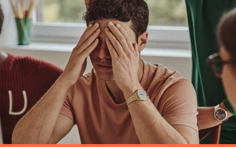 Burnout no trabalho: pessoas em ambiente de trabalho, capa do artigo do Promova RH