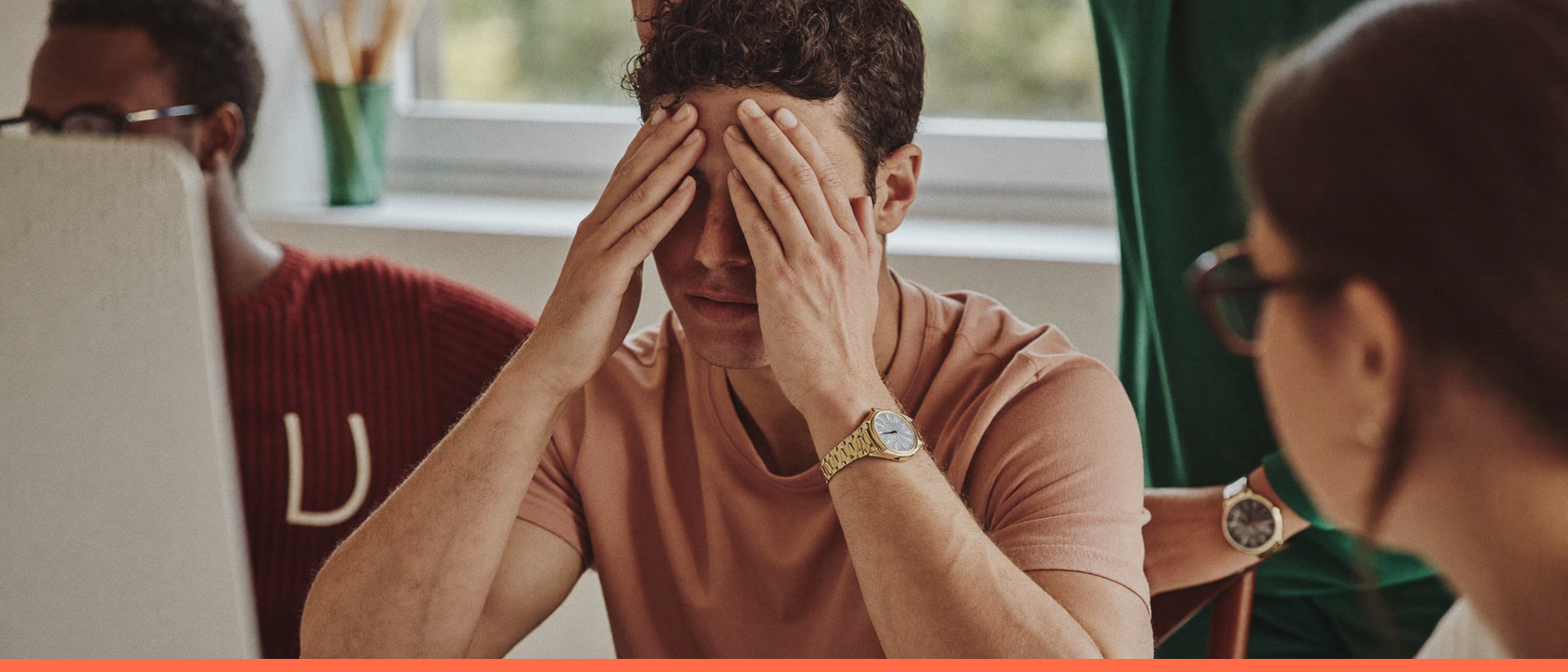 Burnout no trabalho: pessoas em ambiente de trabalho, capa do artigo do Promova RH