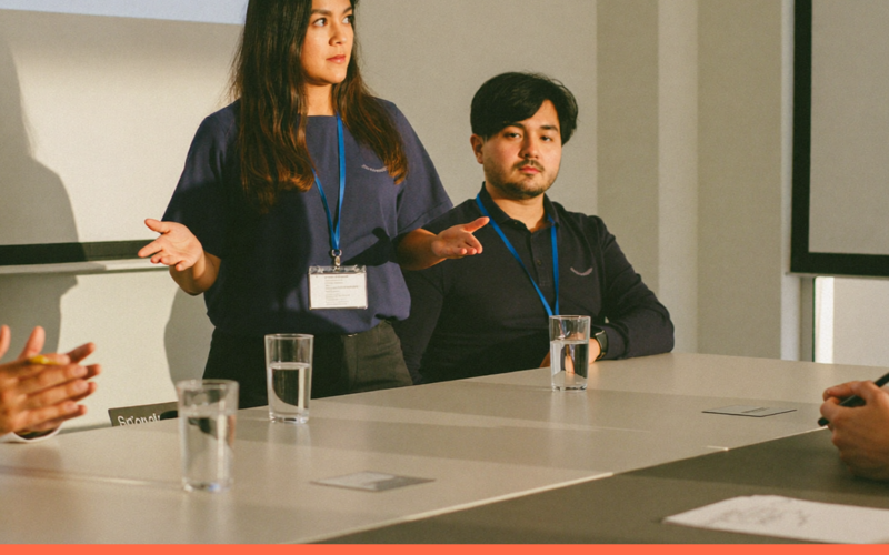 Profissional apresentando com clareza a uma equipe atenta