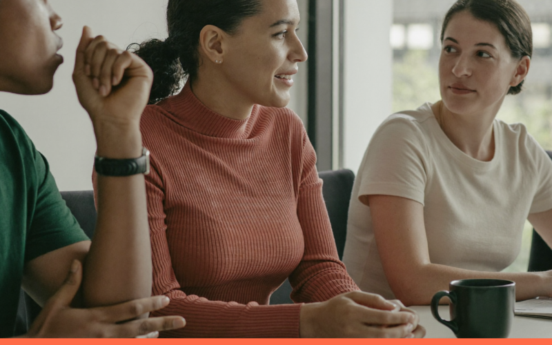 Cultura organizacional: pessoas em ambiente de trabalho, capa do artigo do Promova RH