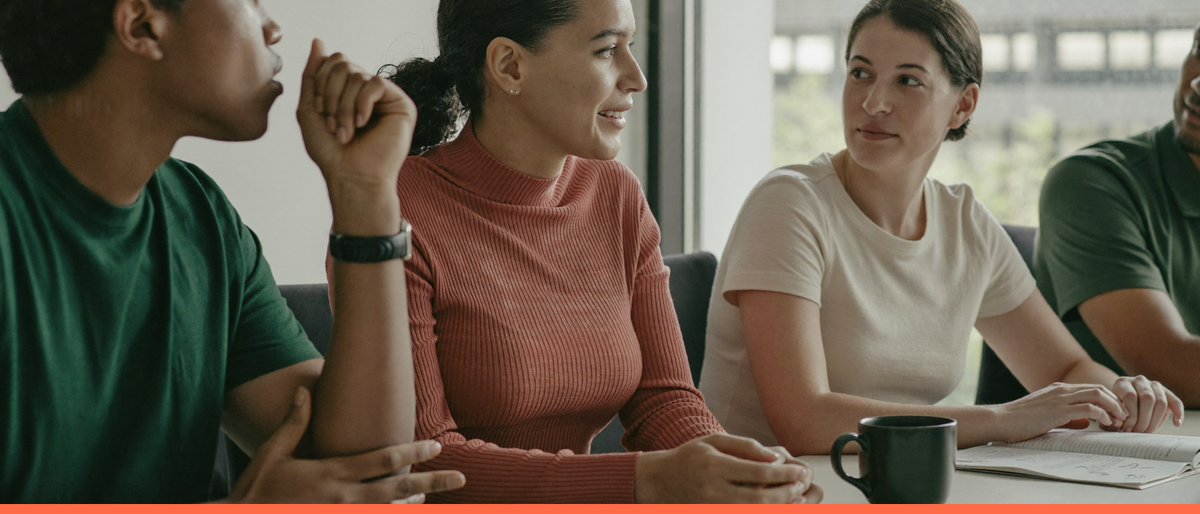 Cultura organizacional: pessoas em ambiente de trabalho, capa do artigo do Promova RH