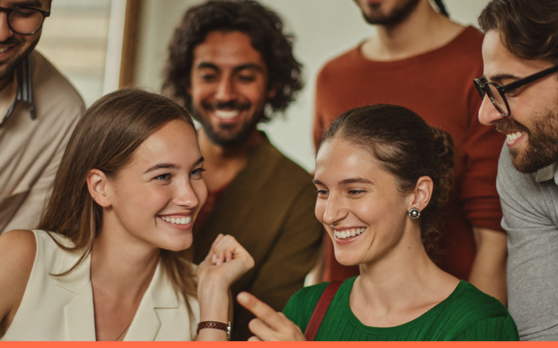 Cultura na prática: 7 exemplos: pessoas em ambiente de trabalho, capa do artigo do Promova RH