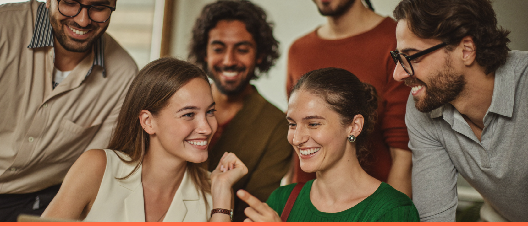 Cultura na prática: 7 exemplos: pessoas em ambiente de trabalho, capa do artigo do Promova RH