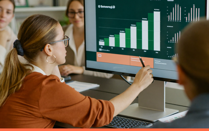 Indicadores de clima organizacional: pessoas em ambiente de trabalho, capa do artigo do Promova RH