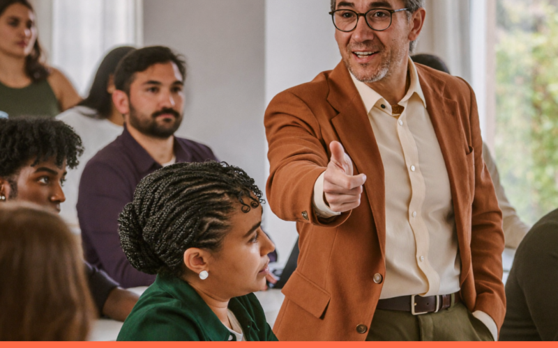 Liderança autocrática: pessoas em ambiente de trabalho, capa do artigo do Promova RH