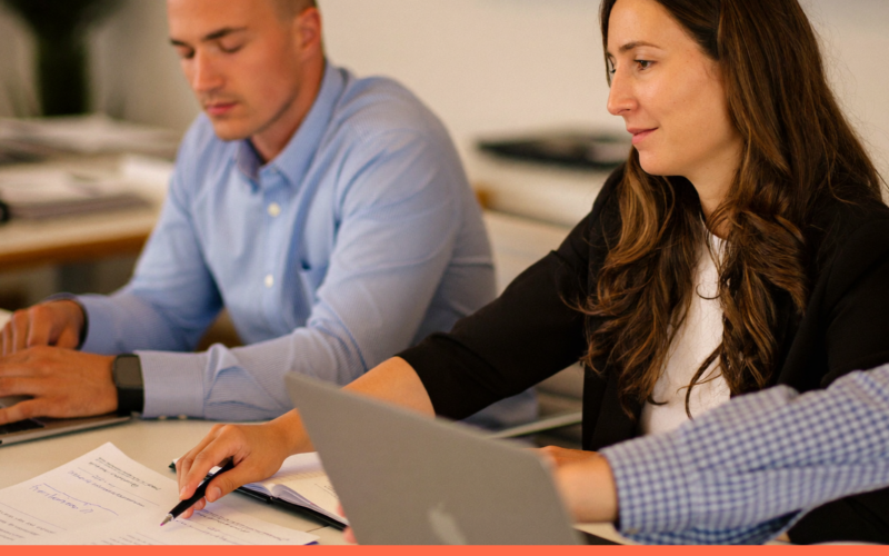 Profissionais analisando dados de competências da equipe em conjunto no escritório