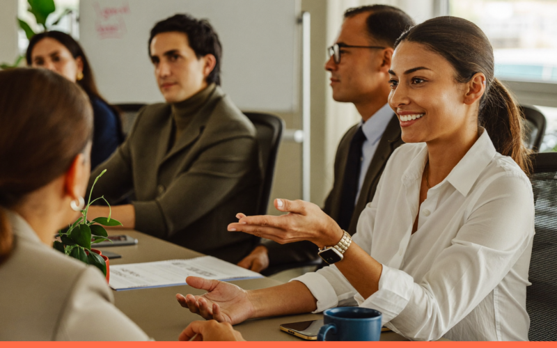 Equipe diversa em uma discussão respeitosa ao redor de uma mesa de reunião
