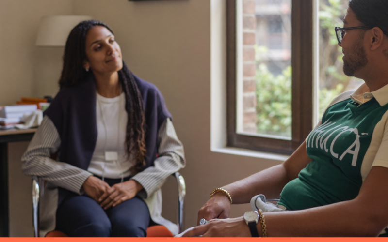 Offboarding e entrevista de desligamento: pessoas em ambiente de trabalho, capa do artigo do Promova RH