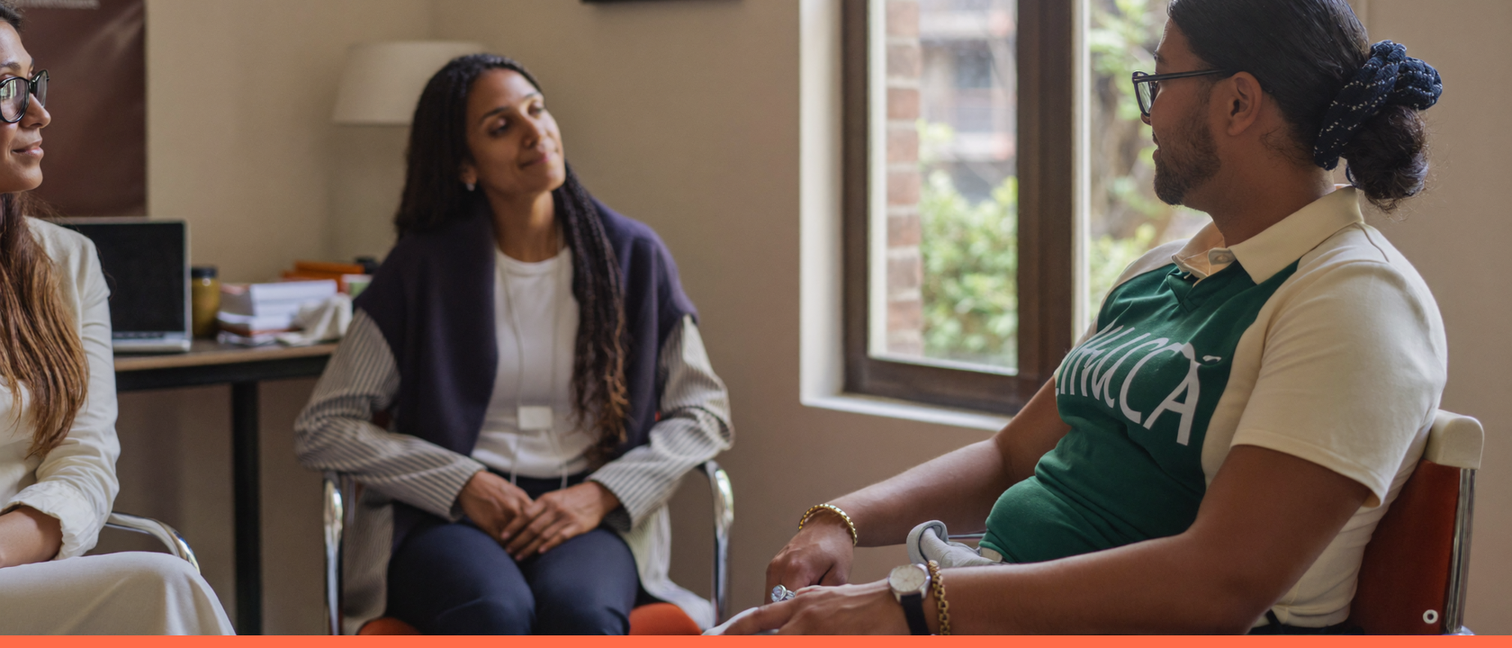 Offboarding e entrevista de desligamento: pessoas em ambiente de trabalho, capa do artigo do Promova RH