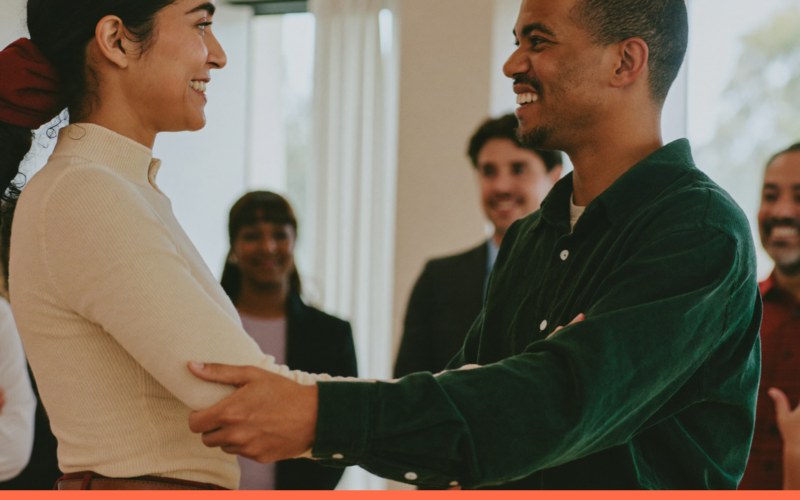 Onboarding: pessoas em ambiente de trabalho, capa do artigo do Promova RH