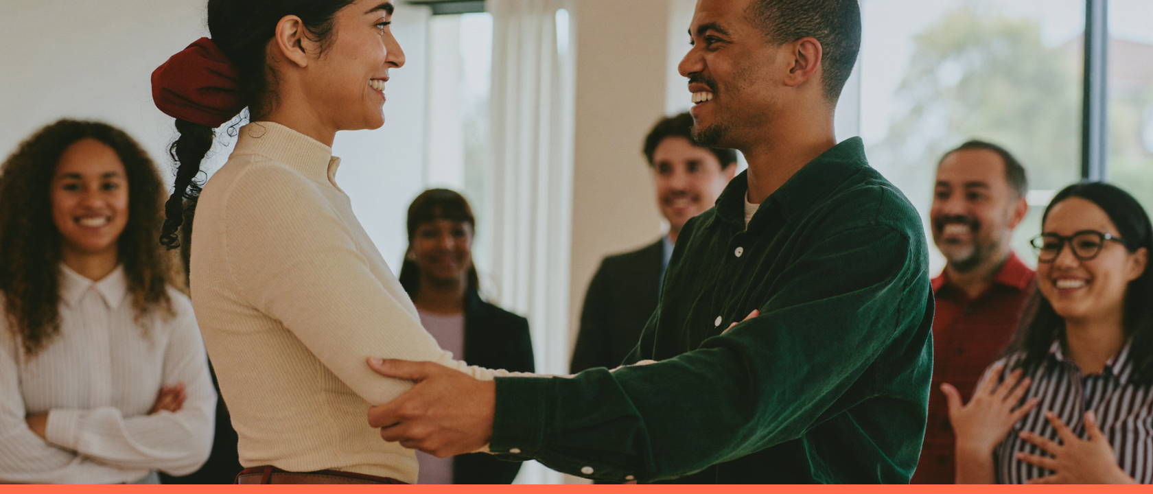 Onboarding: pessoas em ambiente de trabalho, capa do artigo do Promova RH