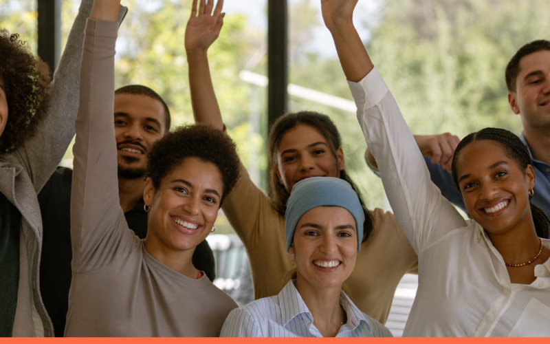Equipe diversa comemorando um resultado alcançado juntos