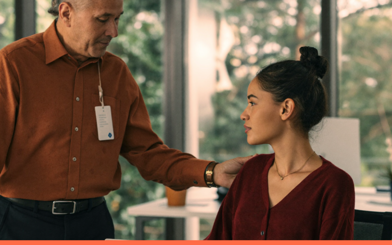 Pipeline de liderança: pessoas em ambiente de trabalho, capa do artigo do Promova RH