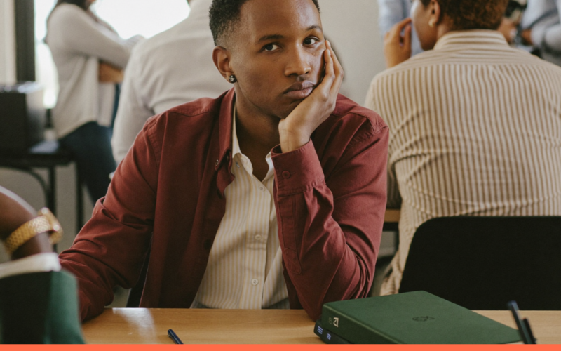 Presenteísmo: pessoas em ambiente de trabalho, capa do artigo do Promova RH