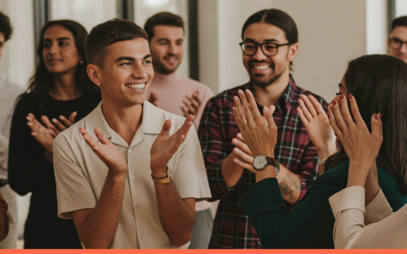 Recrutamento interno: pessoas em ambiente de trabalho, capa do artigo do Promova RH