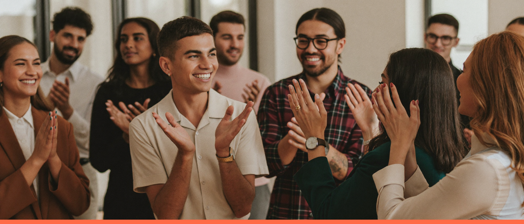 Recrutamento interno: pessoas em ambiente de trabalho, capa do artigo do Promova RH