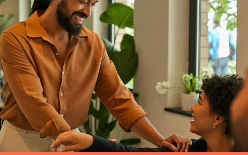 Retenção de talentos: pessoas em ambiente de trabalho, capa do artigo do Promova RH
