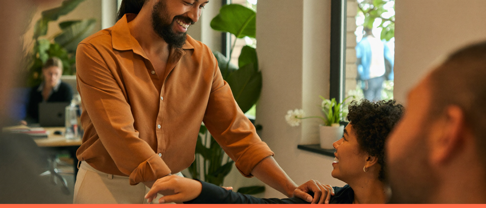 Retenção de talentos: pessoas em ambiente de trabalho, capa do artigo do Promova RH
