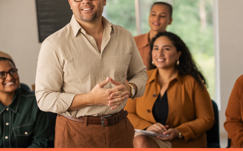 Tipos de liderança: pessoas em ambiente de trabalho, capa do artigo do Promova RH