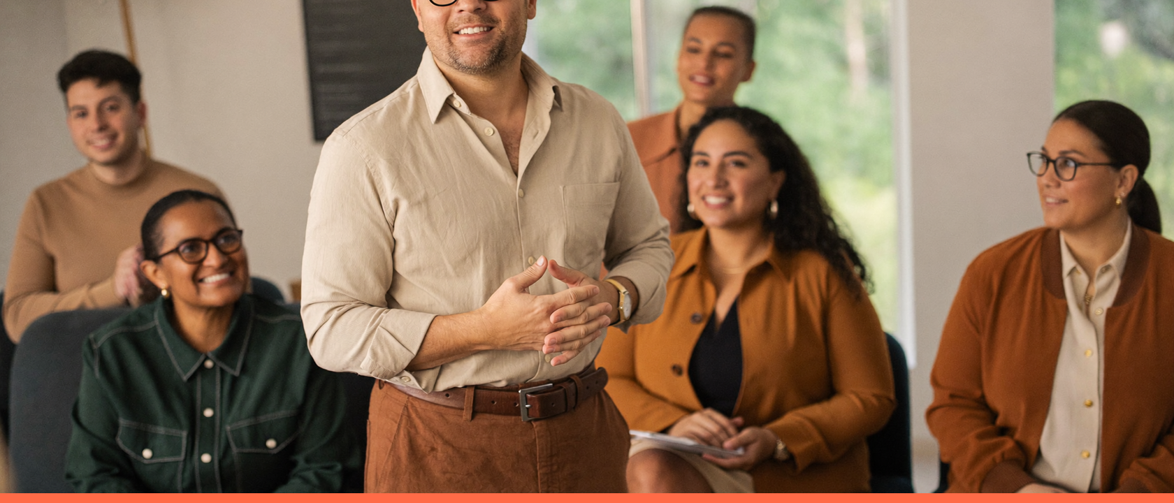 Tipos de liderança: pessoas em ambiente de trabalho, capa do artigo do Promova RH