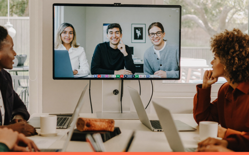 Trabalho híbrido e engajamento: pessoas em ambiente de trabalho, capa do artigo do Promova RH