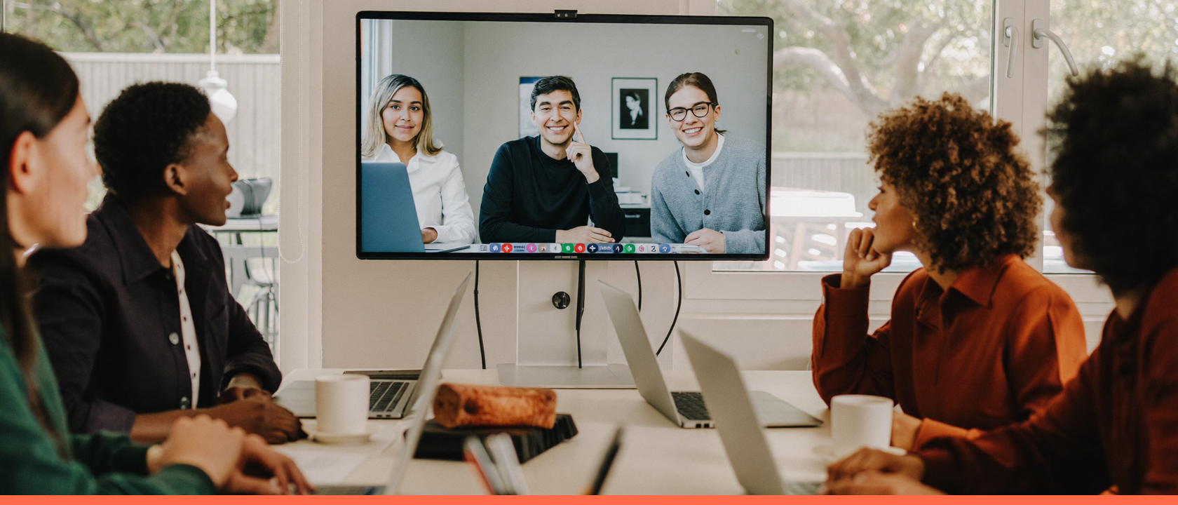Trabalho híbrido e engajamento: pessoas em ambiente de trabalho, capa do artigo do Promova RH