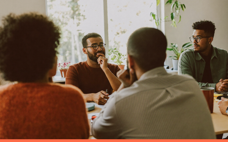 Valores de uma empresa: pessoas em ambiente de trabalho, capa do artigo do Promova RH