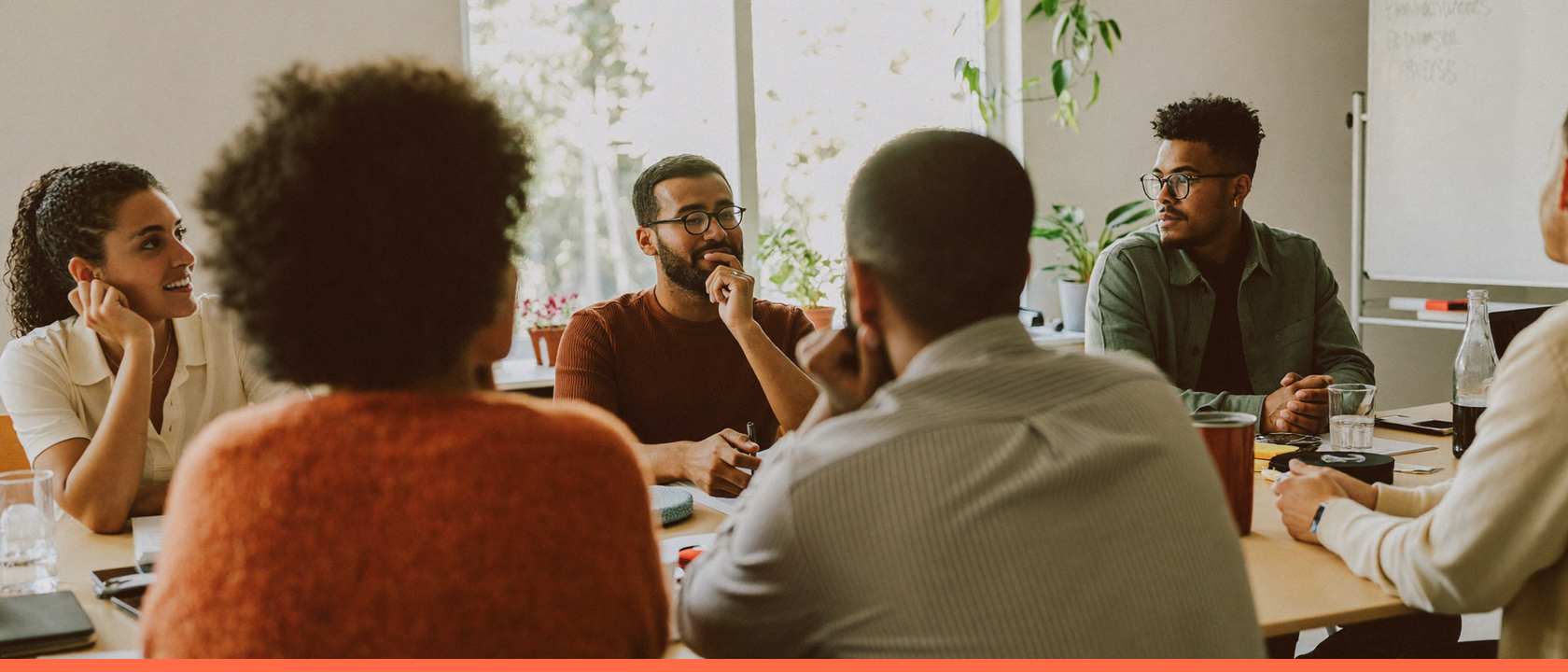 Valores de uma empresa: pessoas em ambiente de trabalho, capa do artigo do Promova RH